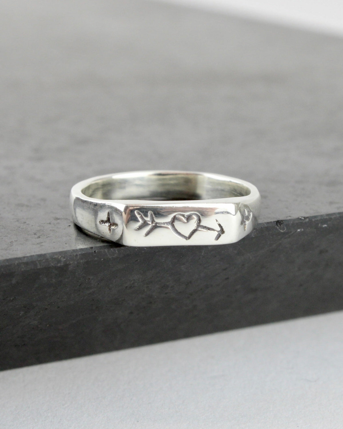 Straight through the heart Signet